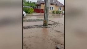 VIDEO Ploi violente și pericol de inundații în România